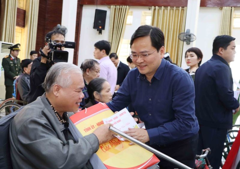 Nguyễn Anh Tuấn, Ủy viên BCH Trung ương Đảng, Bí thư Tỉnh ủy Bắc Ninh tặng quà thương binh Trung tâm Điều dưỡng Thuận Thành