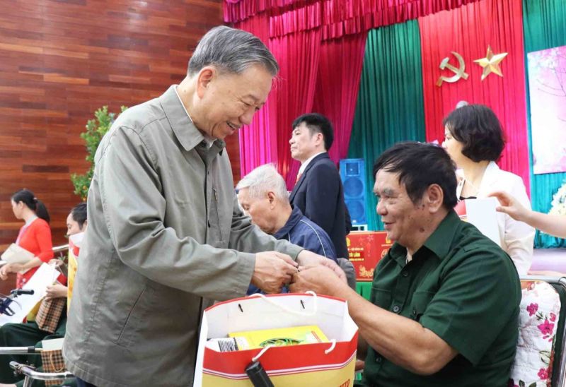 Đại tướng Tô Lâm, Ủy viên Bộ Chính trị, Bộ trưởng Bộ Công an tặng quà Tết các thương binh, bệnh binh tại Trung tâm Điều dưỡng Thương binh Thuận Thành.