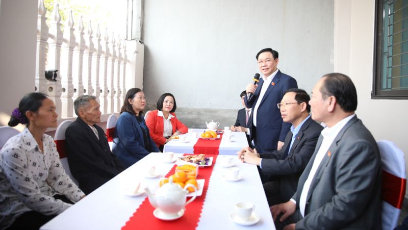 Đồng chí Vương Đình Huệ, Ủy viên Bộ Chính trị, Chủ tịch Quốc hội phát biểu trong lễ trao nhà đại đoàn kết cho bà Lê Thị Chinh.
