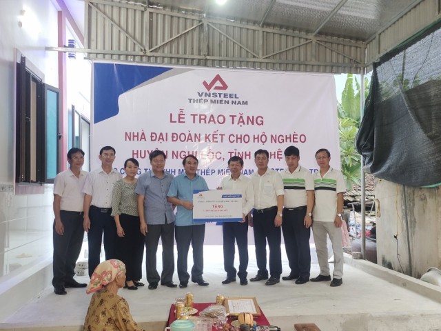 Ban chỉ đạo vận động xây dựng nhà cho người nghèo huyện Nghi Lộc và Giám đốc Tổng công ty Thép Miền Nam trao kinh phí hỗ trợ cho hộ bà Nguyễn Thị Tẹo, xóm 7, xã Nghi Kiều.