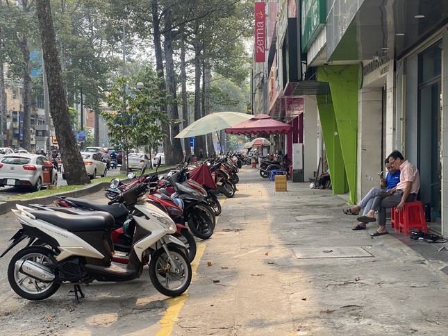 Vỉa hè đường Trần Hưng Đạo, quận 1 (TP. Hồ Chí Minh ) được kẻ vạch để đỗ xe máy