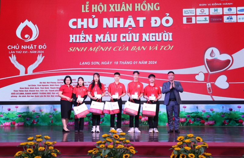 Ban Tổ chức trao quà tôn vinh 5 đoàn viên, thanh niên, tình nguyện viên có thành tích xuất sắc trong phong trào hiến máu tình nguyện tại Lạng Sơn