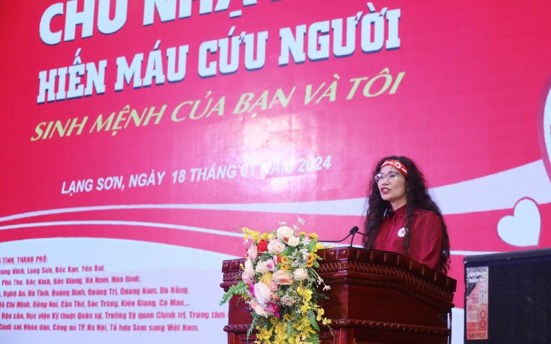 Chủ tịch Hội Chữ thập đỏ tỉnh Lạng Sơn Nông Bích Thuận phát biểu tại buổi lễ