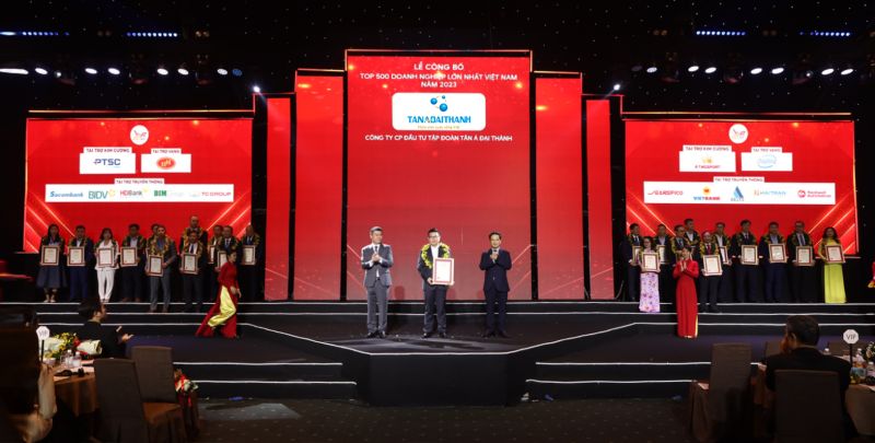 Ông Nguyễn Thành Hiệp – Phó TGĐ Tổng công ty HUD Kiên Giang đại diện Tập đoàn Tân Á Đại Thành nhận chứng nhận tại Lễ công bố Top 500 Doanh nghiệp lớn nhất Việt Nam năm 2023