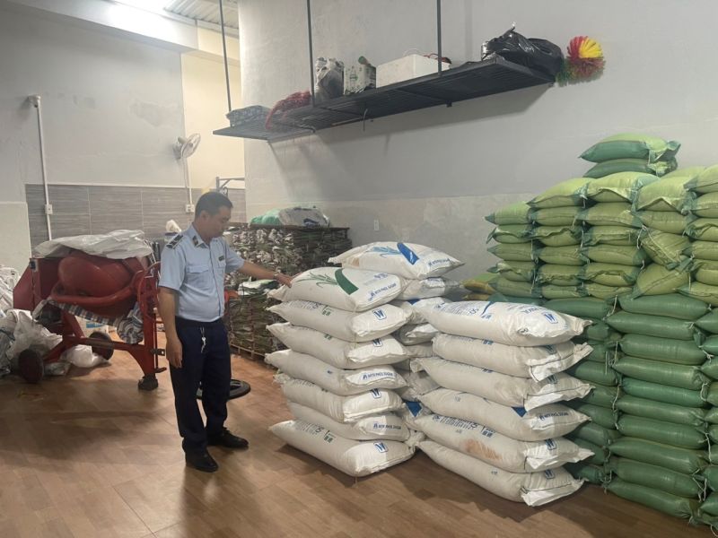 Lực lượng Quản lý thị trường tỉnh Bình Thuận kiểm tra hàng hóa tại cơ sở