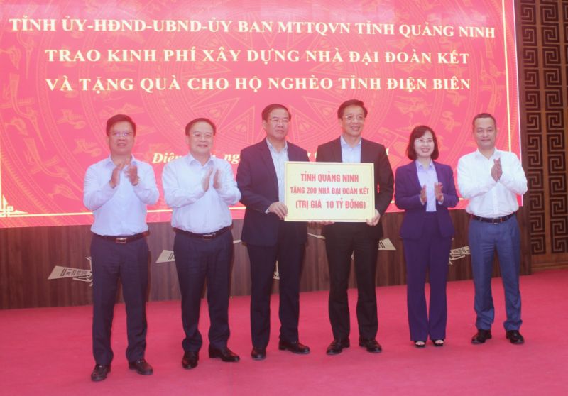 Lãnh đạo Ủy ban MTTQ Việt Nam tỉnh Quảng Ninh trao tặng kinh phí xây dựng 200 nhà đại đoàn kết cho tỉnh Điện Biên.