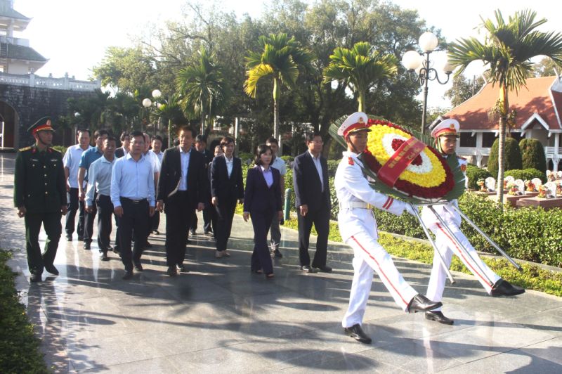 Đoàn công tác tỉnh Quảng Ninh cùng các đồng chí lãnh đạo tỉnh Điện Biên dâng hương tưởng niệm các anh hùng liệt sĩ tại Nghĩa trang Liệt sĩ A1.
