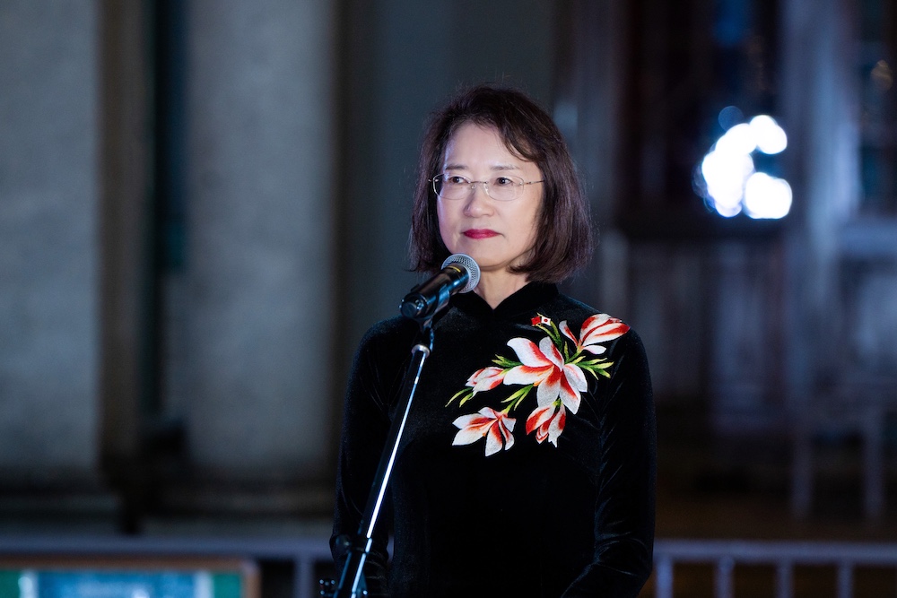 Bà Omagari Akie, Phó Thống đốc tỉnh Fukuoka, Nhật Bản trong trang phục Áo dài Việt Nam phát biểu chúc mừng sự kiện