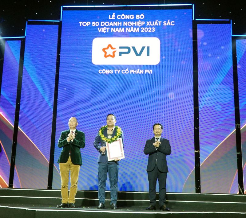 Đại diện PVI nhận giải thưởng.