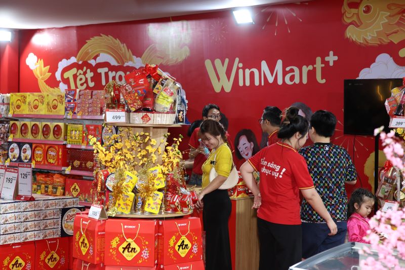 Người tiêu dùng hào hứng mua sắm các giỏ quà Tết WinMart_WinMart+
