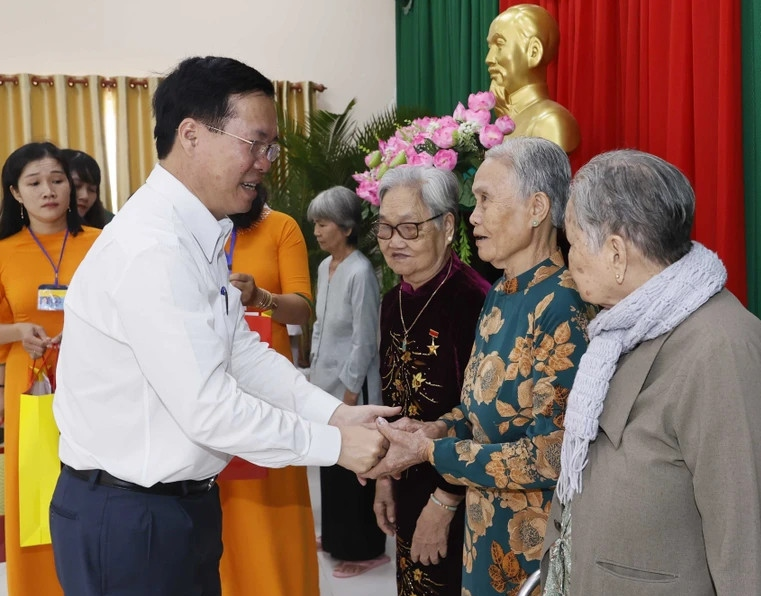 Chủ tịch nước tặng quà người có công, gia đình chính sách, hộ nghèo huyện Trà Ôn (Ảnh: TTXVN)