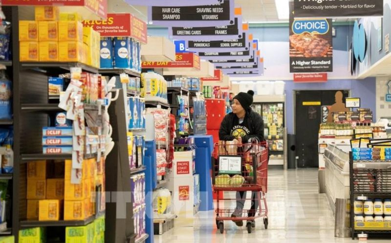 Người tiêu dùng mua hàng trong siêu thị tại Millbrae, California, Mỹ ngày 14/3/2023.