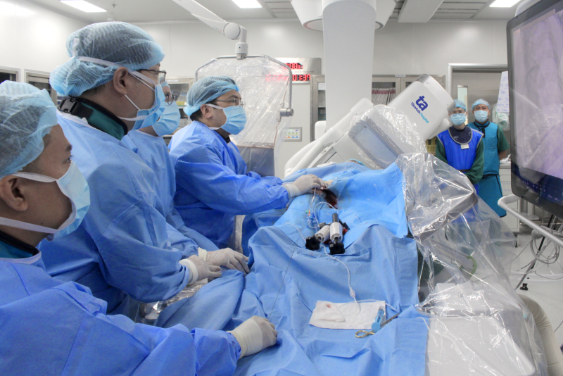 Bác sĩ Phúc (ngoài cùng bên phải) và ê kíp đặt stent cho bệnh nhân nam