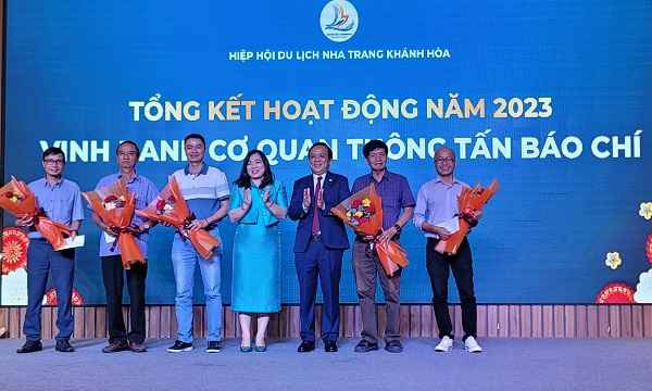 Hiệp hội vinh danh 5 nhà báo có nhiều đóng góp trong năm 2023 (Từ trái qua: Hoàng Xuân Hướng (Báo Văn Hóa), Trần Minh Ngọc (TC Thương hiệu và Công Luận), Minh Hùng (TC Du lịch VN), Khuê Việt Trường (TC Du lịch TP Hồ Chí Minh), Xuân Thành (Báo Khánh Hòa)