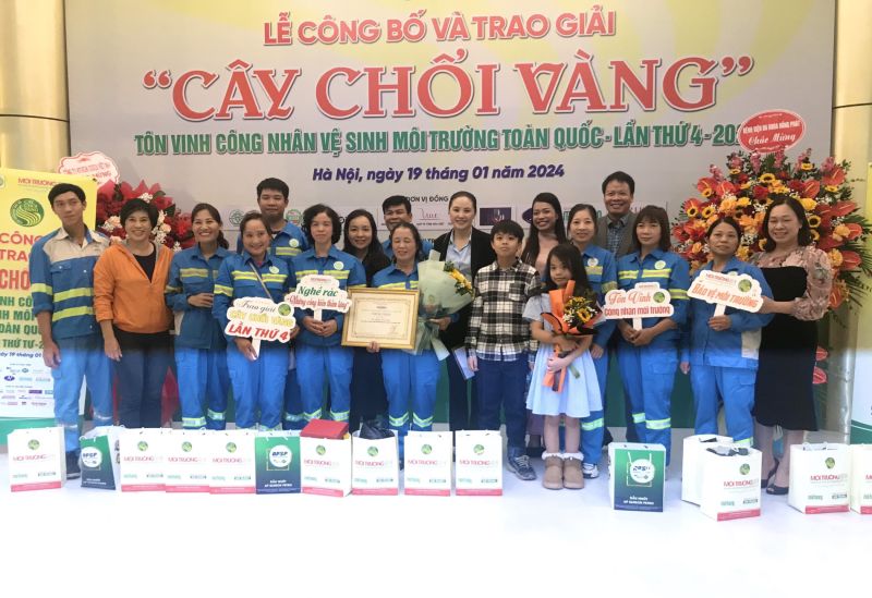 Niềm vui của những c&ocirc;ng nh&acirc;n m&ocirc;i trường đạt giải của chương tr&igrave;nh