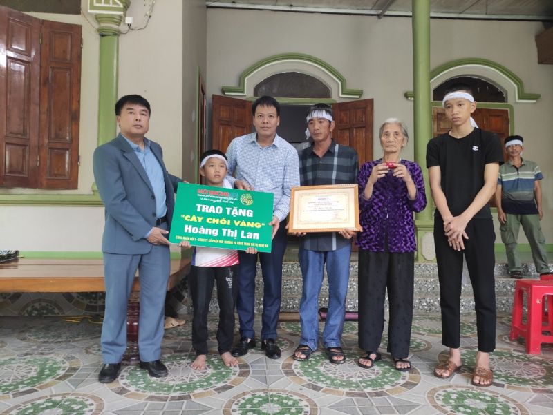 TS.LS Đồng Xu&acirc;n Thụ, Tổng Bi&ecirc;n tập Tạp ch&iacute; M&ocirc;i trường v&agrave; Đ&ocirc; thị Việt Nam v&agrave; l&atilde;nh đạo C&ocirc;ng ty CP M&ocirc;i trường đ&ocirc; thị Nghệ An trao tặng đặc c&aacute;ch 