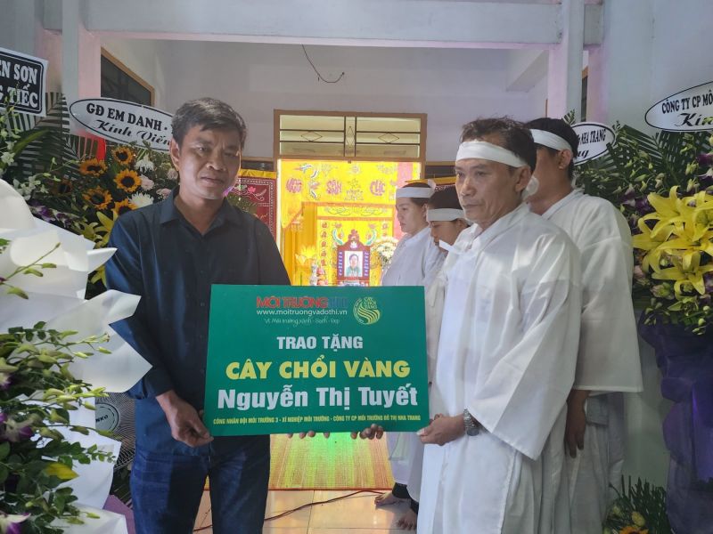 Đại diện Ban tổ chức chương tr&igrave;nh &ldquo;C&acirc;y chổi v&agrave;ng&rdquo; trao đặc c&aacute;ch 