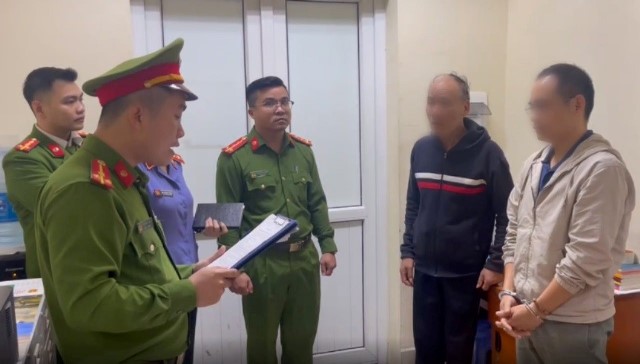 Cơ quan CSĐT Công an TP. Đà Nẵng tống đạt các quyết định đối với Nguyễn Văn Nam.