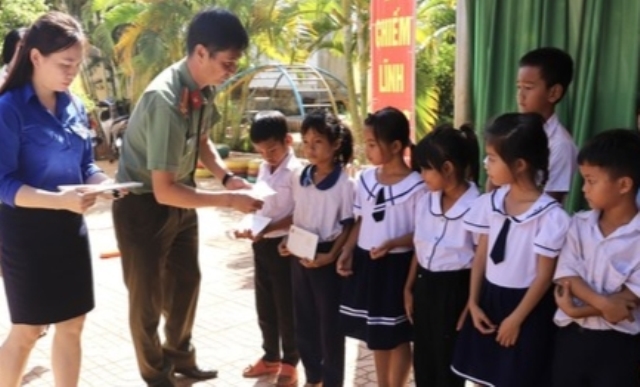 Trao tặng thẻ BHYT cho các em học sinh khó khăn tại xã Tâm Thắng, huyện Cư jut