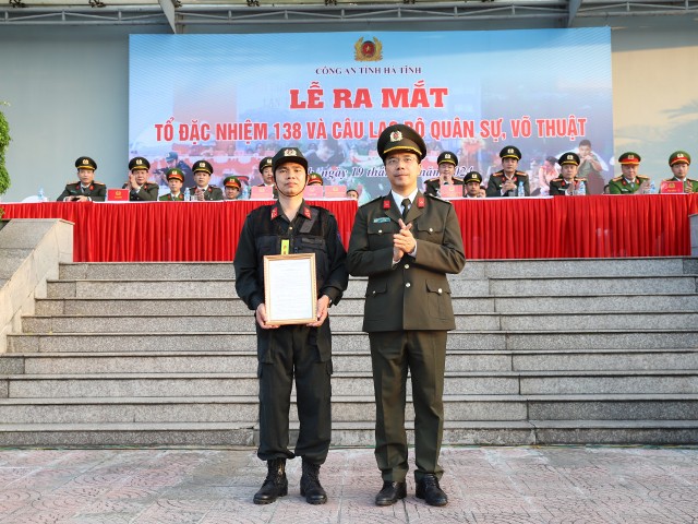 Đại tá Nguyễn Hồng Phong - Giám đốc CAT trao quyết định thành lập Tổ Đặc nhiệm 138
