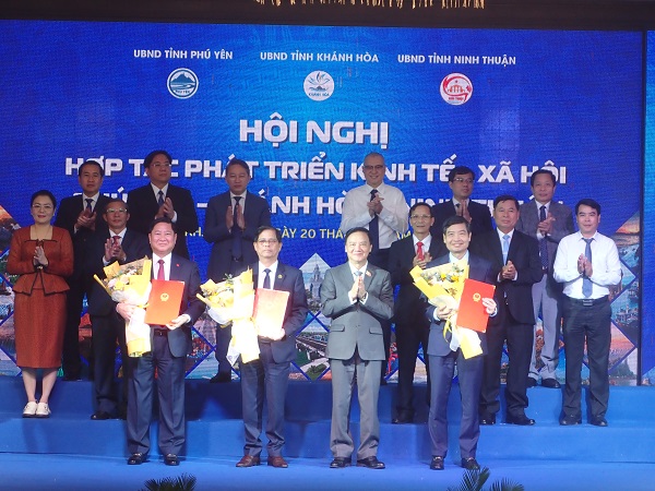 Ông Nguyễn Khắc Định- Ủy viên BCHTƯ Đảng, Phó Chủ tịch Quốc Hội tặng hoa chúc mừng lãnh đạo các tỉnh đã hoàn thành ký kết hợp tác.
