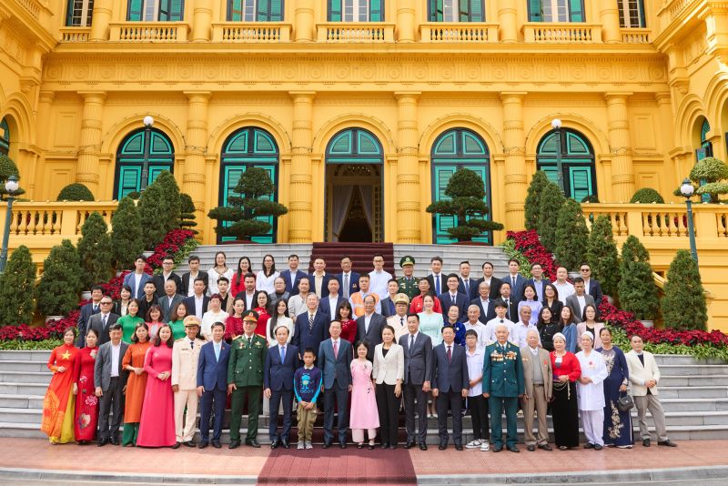 Chủ tịch nước Võ Văn Thưởng và Tổng Giám đốc THACO Phạm Văn Tài chụp ảnh lưu niệm cùng các đại biểu trong chương trình Việc tử tế 2023