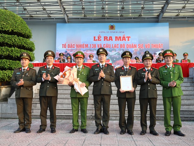 Đại tá Nguyễn Hồng Phong - Giám đốc CAT trao quyết định, tặng quà cho Câu lạc bộ quân sự, võ thuật .