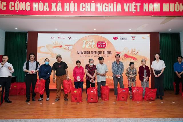 51 suất quà đã được trao tận tay đến cho các bà con có hoàn cảnh khó khăn tại Phường Tam Thuận, quận Thanh Khê, TP.Đà Nẵng.