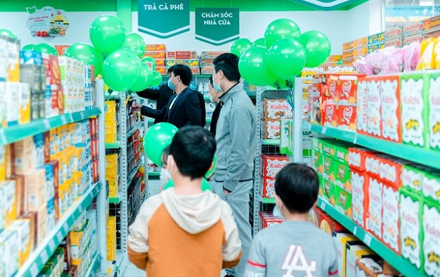 Sản phẩm của Vinanutrifood được người ti&ecirc;u d&ugrave;ng ưu chuộng v&agrave; đ&aacute;nh gi&aacute; cao. Trong ảnh: Kh&aacute;ch h&agrave;ng tham quan, mua sắm sản phẩm của Vinanutrifood. Ảnh: DN.