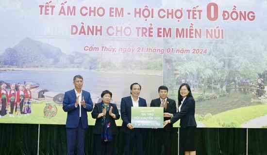 Chủ tịch Hội đồng Dân tộc của Quốc hội Y Thanh Hà Niê Kđăm, Chủ nhiệm Ủy ban Xã hội của Quốc hội Nguyễn Thuý Anh trao biển tượng trưng của Vietcombank tặng Quỹ khuyến học huyện Cẩm Thủy 400 triệu đồng.