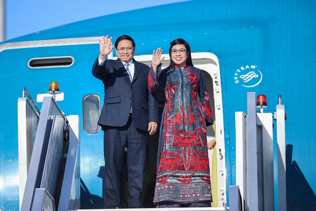 Thủ tướng Phạm Minh Chính và Phu nhân tới thủ đô Bucharest, bắt đầu thăm chính thức Romania - Ảnh: VGP/Nhật Bắc