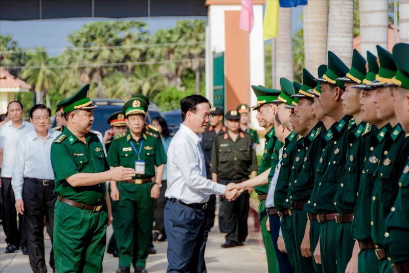 Chủ tịch nước Võ Văn Thưởng cùng đoàn lãnh đạo Đảng, Nhà nước, Quân đội đã tới thăm và chúc Tết cán bộ, chiến sĩ Đồn Biên phòng cửa khẩu Quốc tế Hà Tiên