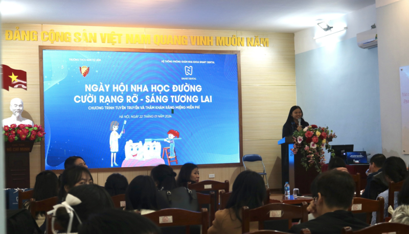 Toàn cảnh buổi thăm khám răng miệng cho gần 800 em học sinh trường THCS Nam Từ Liêm.