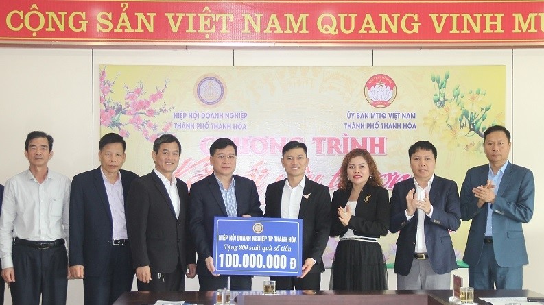 Thông qua UBND, MTTQ TP Thanh Hoá, Hiệp hội DN TP Thanh Hoá trao 200 suất quà, trị giá 100 triệu đồng hỗ trợ các gia đình có hoàn cảnh khó khăn trên địa bàn TP Thanh Hoá.