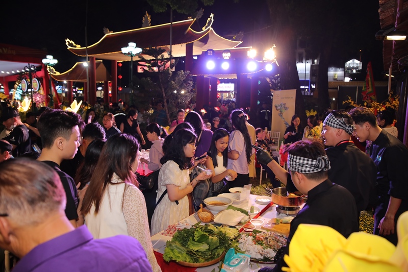 Người dân tham gia Lễ hội Tết Việt