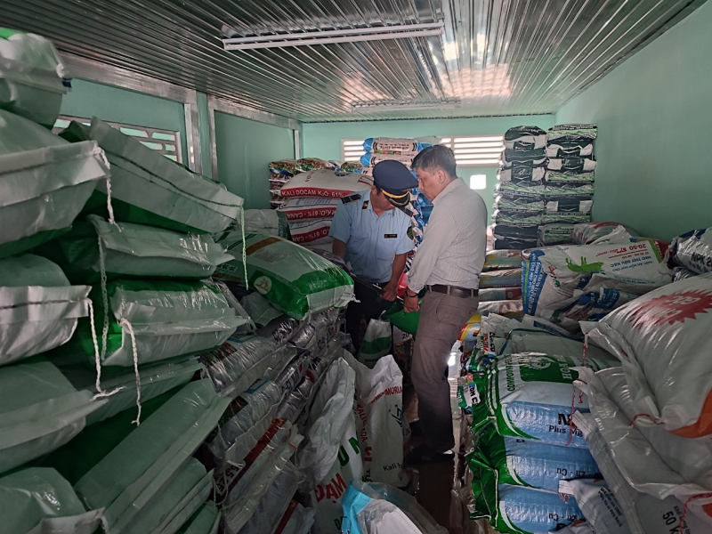 Lực lượng chức năng tỉnh Tiền Giang kiểm tra hàng hóa tại cơ sở