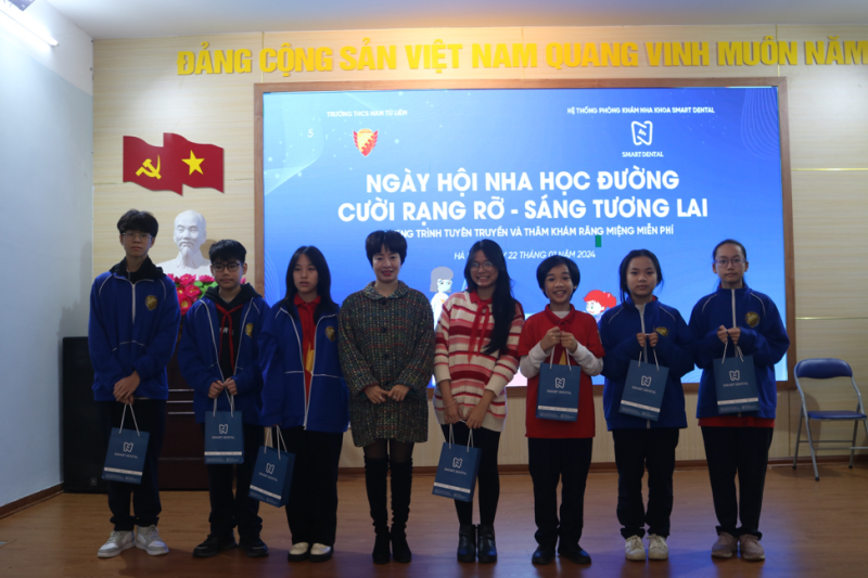 Bà Phan Châu Giang-Giám đốc truyền thông Nha khoa Smart tặng quà cho các em học sinh.