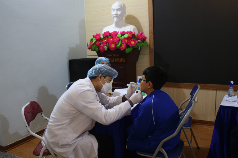 Đội ngũ bác sĩ tiến hành khám răng miệng cho các em học sinh.