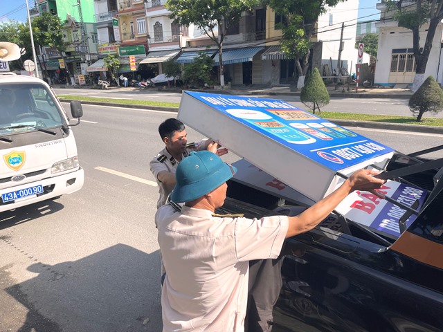 Đợt ra quân lần này, lực lượng chức năng phường Hòa Hiệp Nam đã khá mạnh tay thu gom các biển quảng cáo tự phát chiếm vỉa hè dành cho người đi bộ.