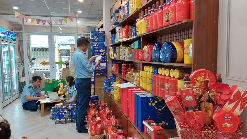 Lực lượng Quản lý thị trường TP. Hồ Chí Minh kiểm tra hàng hóa tại cơ sở