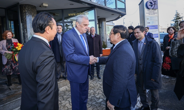 Lãnh đạo Phòng Thương mại và Công nghiệp Prahova đón Thủ tướng Chính phủ Phạm Minh Chính tới thăm - Ảnh: VGP/Nhật Bắc