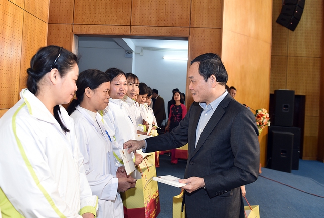 Phó Thủ tướng Trần Lưu Quang trao quà Tết cho công nhân có hoàn cảnh khó khăn trên địa bàn tỉnh Hoà Bình - Ảnh: VGP/Hải Minh