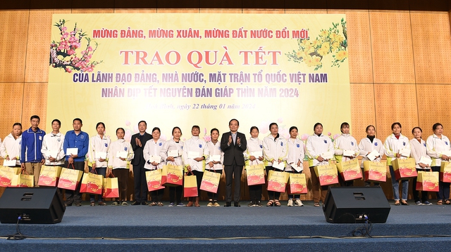 Phó Thủ tướng Trần Lưu Quang trao quà Tết tại tỉnh Hoà Bình - Ảnh: VGP/Hải Minh