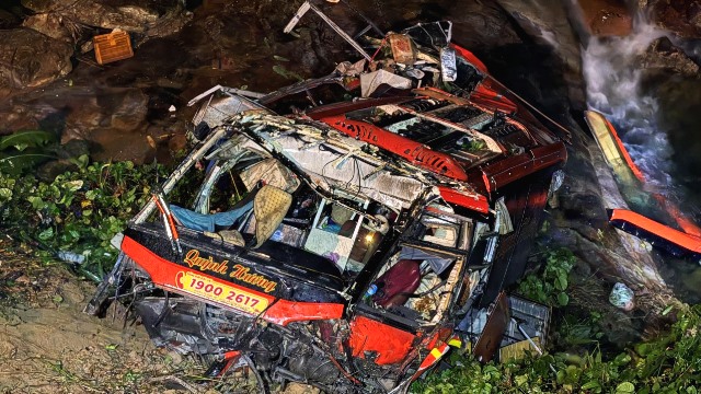 Xe khách 40 chỗ lao xuống vực ở cao tốc La Sơn - Tuý Loan, ba người tử vong