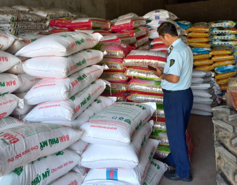 Lực lượng Quản lý thị trường tỉnh Tây Ninh kiểm tra hàng hóa tại cơ sở