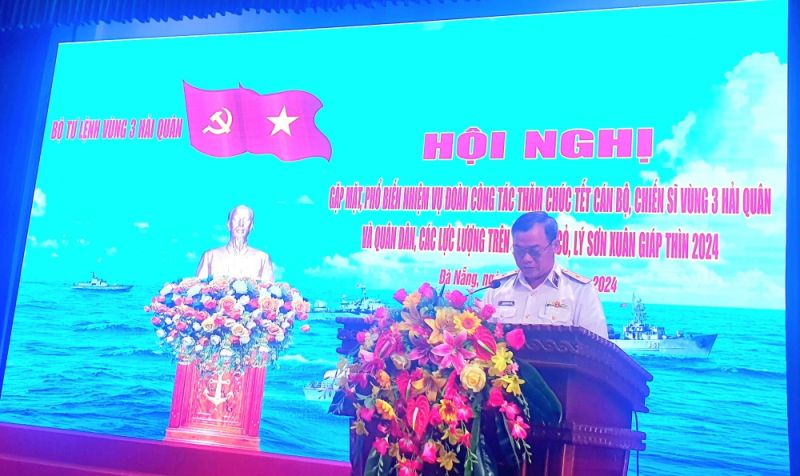 Chuẩn Đô đốc Nguyễn Đăng Tiến, Chính ủy Bộ Tư lệnh Vùng 3 Hải quân phát biểu trước khi Đoàn công tác xuất phát