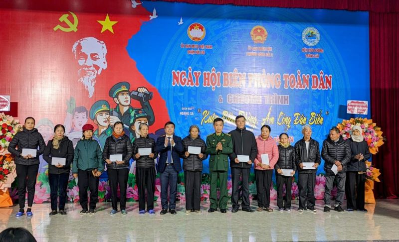 Chương trình “Xuân biên phòng - ấm lòng dân biển” trao 100 suất quà cho hộ gia đình hoàn cảnh khó khăn