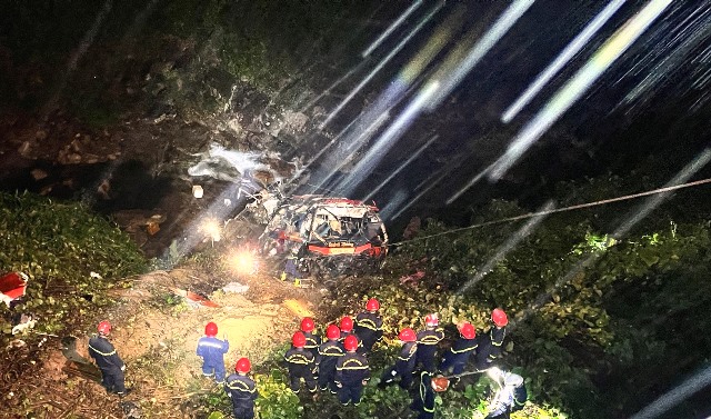 Lực lượng cứu hộ vụ tai nạn khiến ít nhất ba người tử vong, 20 người bị thương