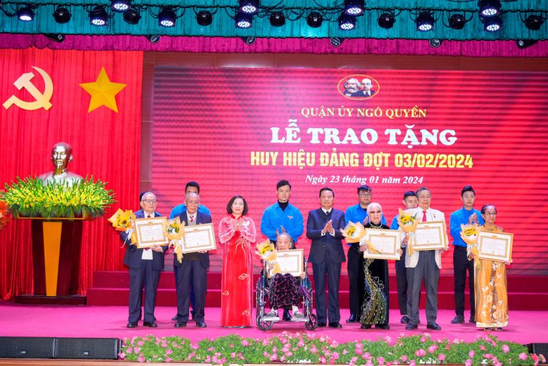 Truy tặng Danh hiệu vinh dự Nhà nước “Bà mẹ Việt Nam anh hùng” và trao tặng Huy hiệu Đảng