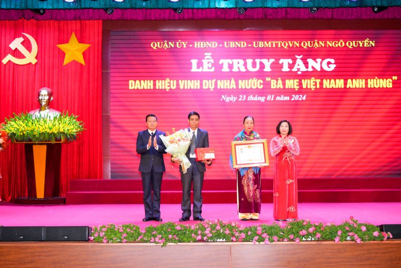 Các đồng chí lãnh đạo trao tặng Danh hiệu nhà nước “Bà mẹ Việt Nam anh hùng” cho mẹ Đặng Thị Lý.